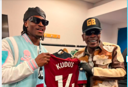 Midfielder Kudus Mohammed of West Ham and Ghana Blackstar met with Shatta Wale last night at the Medikal's 02 concert.