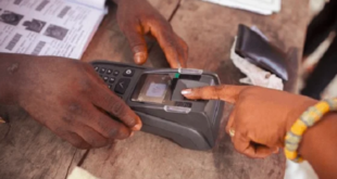 Network signal fluctuations hampered the mop-up voter registration exercise in the New Juaben South Municipality on Friday, leading the Electoral Commission (EC) to reschedule the registration of 12 individuals to Saturday, August 3, 2024.