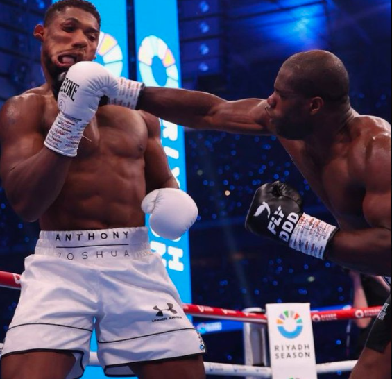 Astonishing image (not altered) of Daniel Dubois' huge power punch that knocked down Anthony Joshua in round one