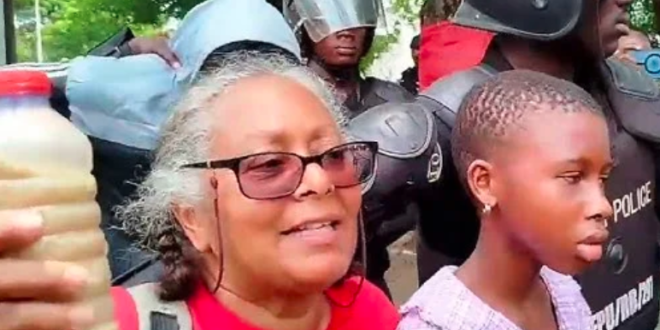 During the #ReOccupyJulorbiHouse demonstration, the Ghana Police Service apprehended at least ten protesters, including a 62-year-old woman and her 10-year-old daughter.